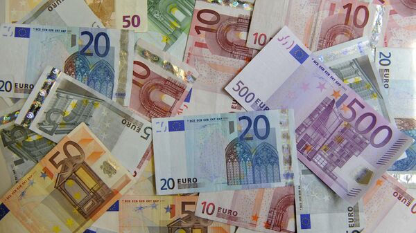 Euro bank notes lie on a table in counter of a bank in Dresden, Germany, Monday, June 22, 2009 - Sputnik India
