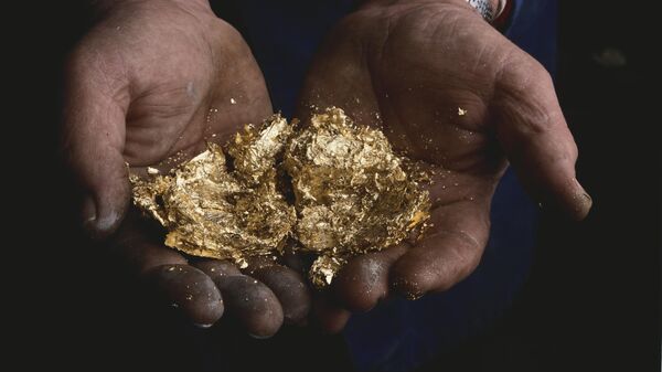 Pieces of Gold in Gold Beater's Hands (Photo by Yves Forestier/Sygma via Getty Images) - Sputnik India