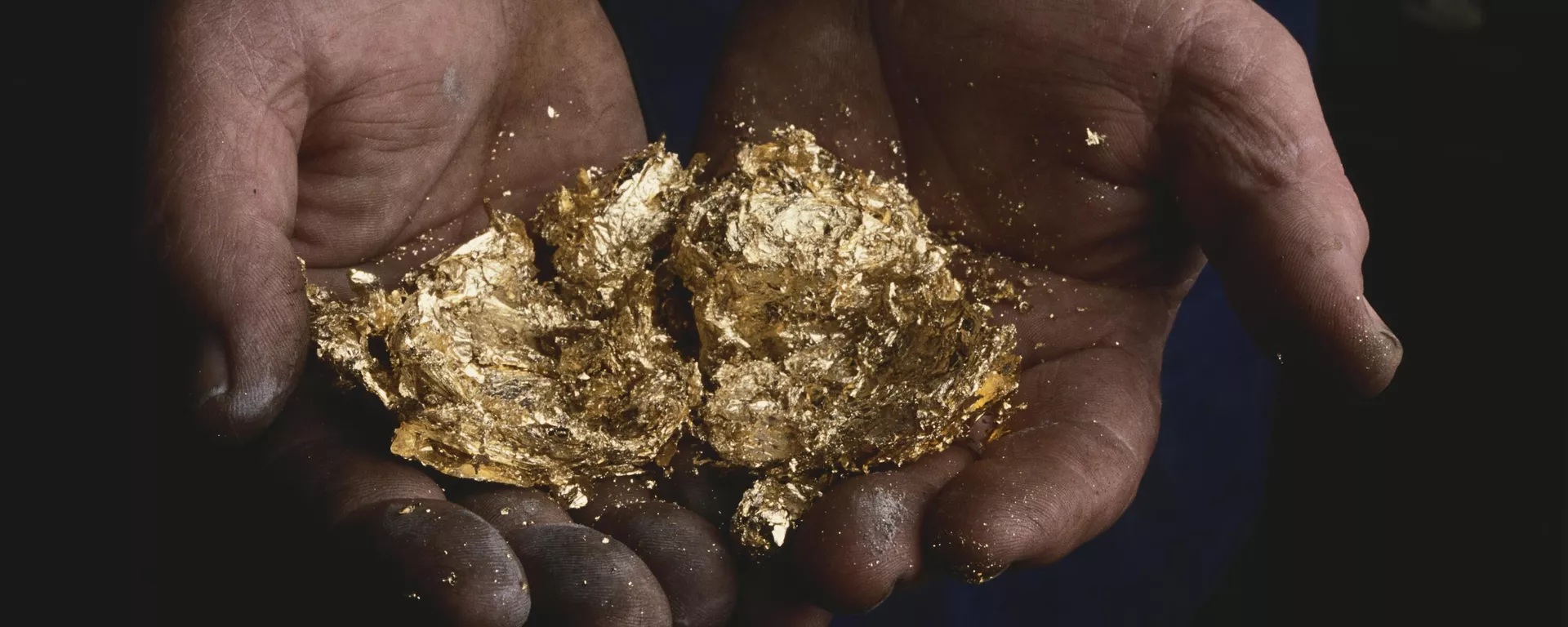 Pieces of Gold in Gold Beater's Hands (Photo by Yves Forestier/Sygma via Getty Images) - Sputnik India, 1920, 24.03.2025
