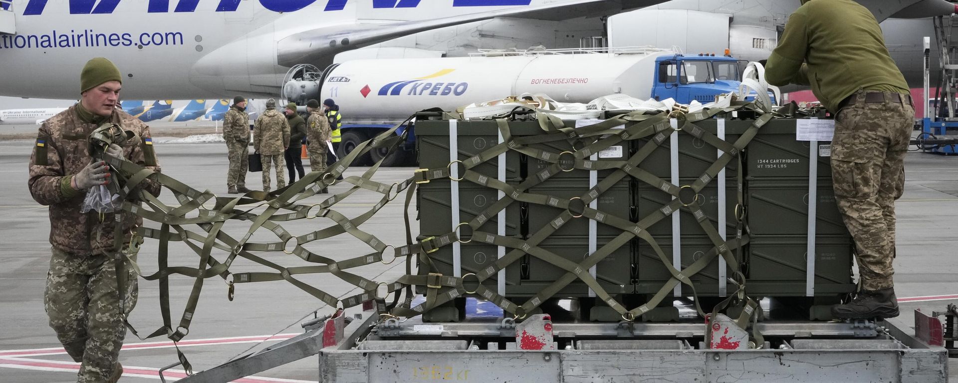 Ukrainian servicemen unpack shipment of military aid delivered as part of the United States of America's security assistance to Ukraine, on Feb. 11, 2022. - Sputnik भारत, 1920, 01.08.2026