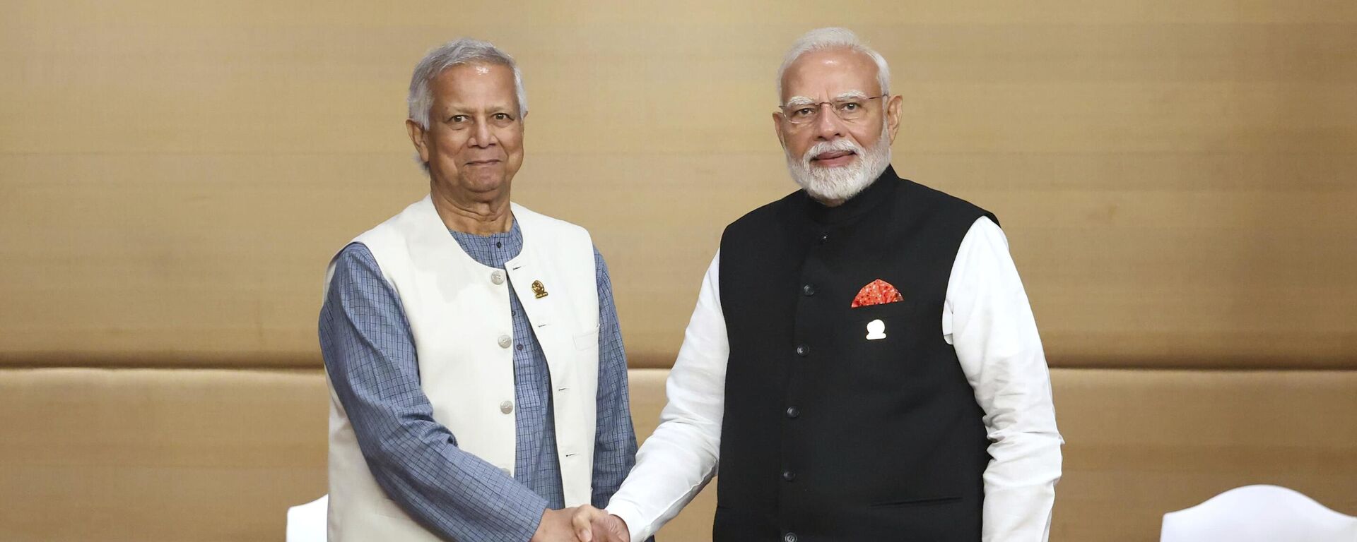 In this photo released by Indian Ministry of External Affairs, Indian Prime Minister Narendra Modi, right, poses for a photograph with Bangladesh's Chief Adviser Muhammad Yunus during a bilateral meeting on the sidelines of the BIMSTEC Summit, in Bangkok, Thailand, Friday, April 04, 2025. - Sputnik India, 1920, 11.02.2026