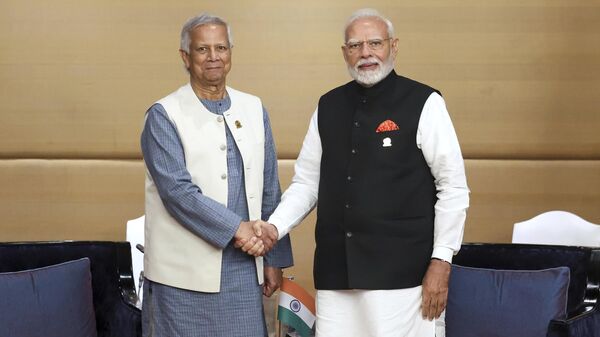 In this photo released by Indian Ministry of External Affairs, Indian Prime Minister Narendra Modi, right, poses for a photograph with Bangladesh's Chief Adviser Muhammad Yunus during a bilateral meeting on the sidelines of the BIMSTEC Summit, in Bangkok, Thailand, Friday, April 04, 2025. - Sputnik भारत