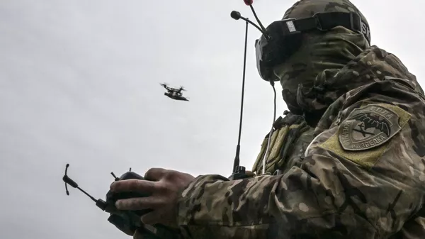 A Russian serviceman operates an FPV drone - Sputnik भारत