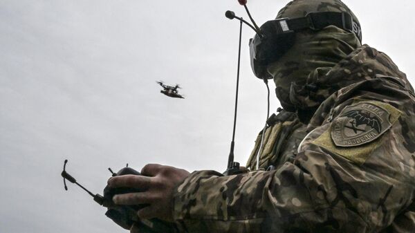 A Russian serviceman operates an FPV drone - Sputnik भारत