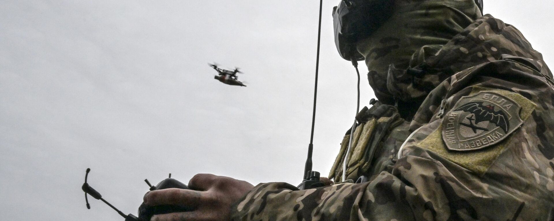A Russian serviceman operates an FPV drone - Sputnik भारत, 1920, 13.06.2025