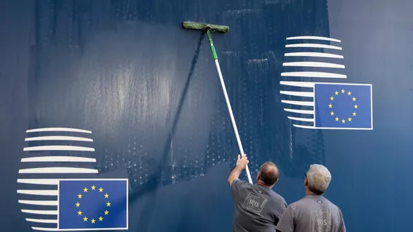 Workers clean a panel with the EU logo during arrivals for an EU summit at the Europa building in Brussels, Friday, June 21, 2019.  - Sputnik भारत