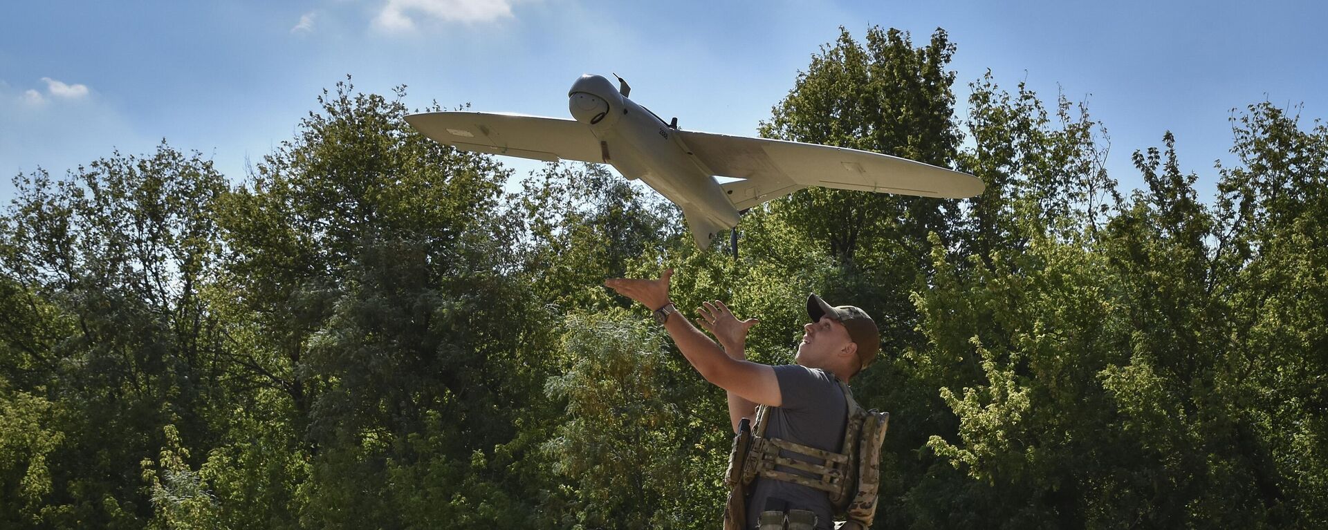 A soldier of Ukraine's National Guard 15th Brigade launches a reconnaissance drone. File photo  - Sputnik भारत, 1920, 15.07.2025