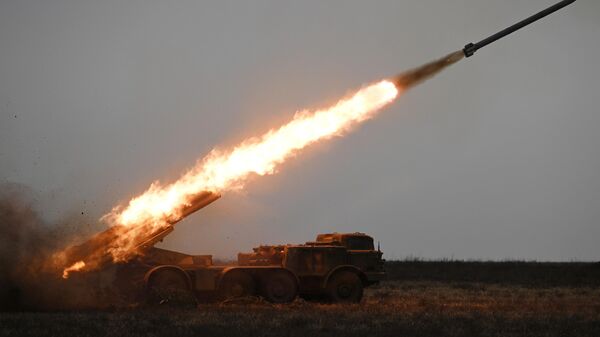 Russian servicemen fire a BM-27 Uragan (Hurricane) multiple rocket launcher towards Ukrainian positions - Sputnik भारत