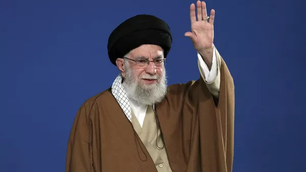 In this photo released by the official website of the office of the Iranian supreme leader, Supreme Leader Ayatollah Ali Khamenei waves to the crowd during his meeting with a group of people and officials in Tehran, Iran, Friday, March 21, 2025. - Sputnik भारत