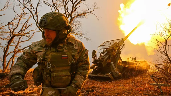 Russian servicemen of the Tsentr Battlegroup of forces fire a 2S7 Malka self-propelled howitzer towards Ukrainian positions - Sputnik भारत