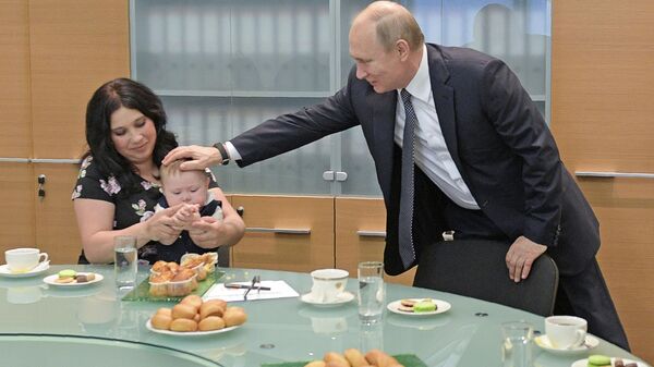 Russian President Vladimir Putin speaks to Liliya Syropyatova, mother of nine children awarded with the Order of Parental Glory, in Yekaterinburg, Russia, Tuesday, July 9, 2019. (Alexei Druzhinin, Sputnik, Kremlin Pool Photo via AP) - Sputnik India