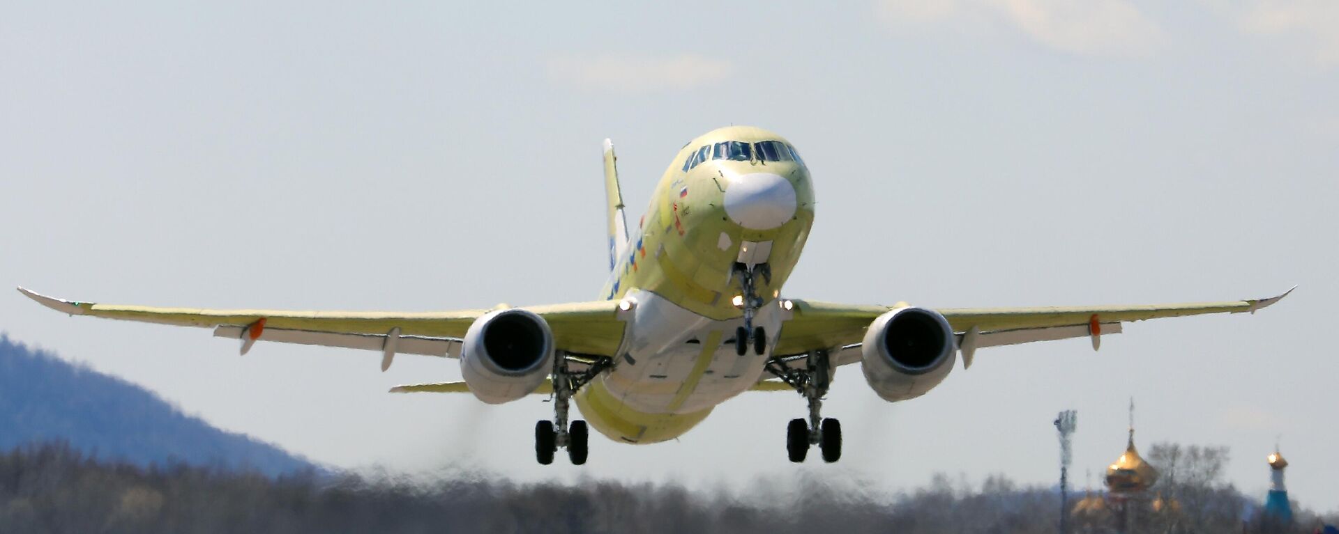 On April 23, 2025, the fully import-substituted SJ-100 (Superjet) with Russian PD-8 engines completed its maiden flight in Komsomolsk-on-Amur. The 40-minute test flight was successful, with all domestic systems functioning stably. In honor of the upcoming holiday, the aircraft featured a logo marking the 80th anniversary of Victory in the Great Patriotic War. Nina Padalko / Press Service of UAC. - Sputnik भारत, 1920, 28.10.2025