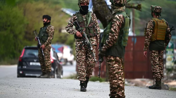 Paramilitary soldiers stands guard  near Pahalgam on April 22, 2025 in Anantnag, India. Over 20 people, mainly tourists, were killed and many injured in a terrorist attack in Pahalgam in Jammu and Kashmir's Anantnag district this afternoon. The attack was launched in the Baisaran forest area of Pahalgam, around 85 kilometres from Srinagar headquarters. (Photo by Waseem Andrabi/Hindustan Times via Getty Images) - Sputnik भारत