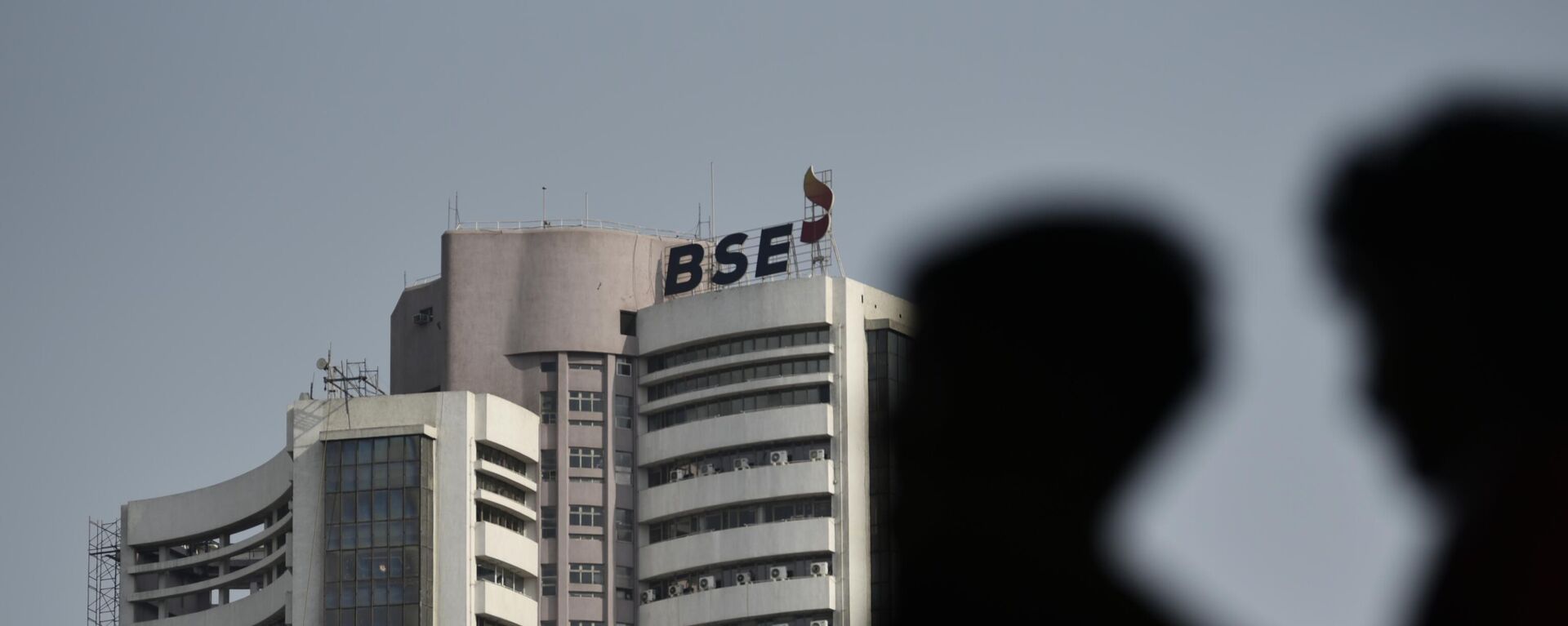 The Bombay Stock Exchange building is in Mumbai, India, on April 8, 2025. Relief sweeps through the Indian stock market on Tuesday, April 8, mirroring a global rebound after recent turmoil. This is a momentary uplift amid lingering uncertainty fueled by the ongoing trade war, according to an Indian media report. (Photo by Indranil Aditya/NurPhoto via Getty Images) - Sputnik India, 1920, 29.04.2025