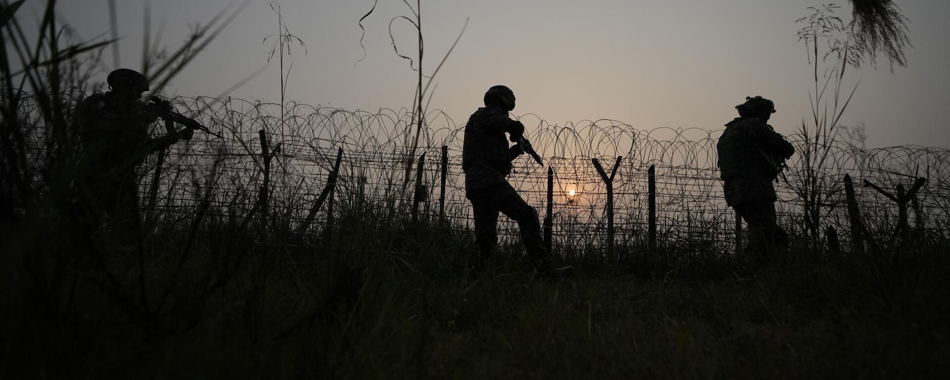 Indian army soldiers patrol along the highly militarized Line of Control that divides Kashmir region between India and Pakistan, in Akhnoor sector, near about 66 Kms. (41 miles) from Jammu, India, Monday, Oct. 28, 2024. (AP Photo/Channi Anand) - Sputnik India, 1920, 30.04.2025