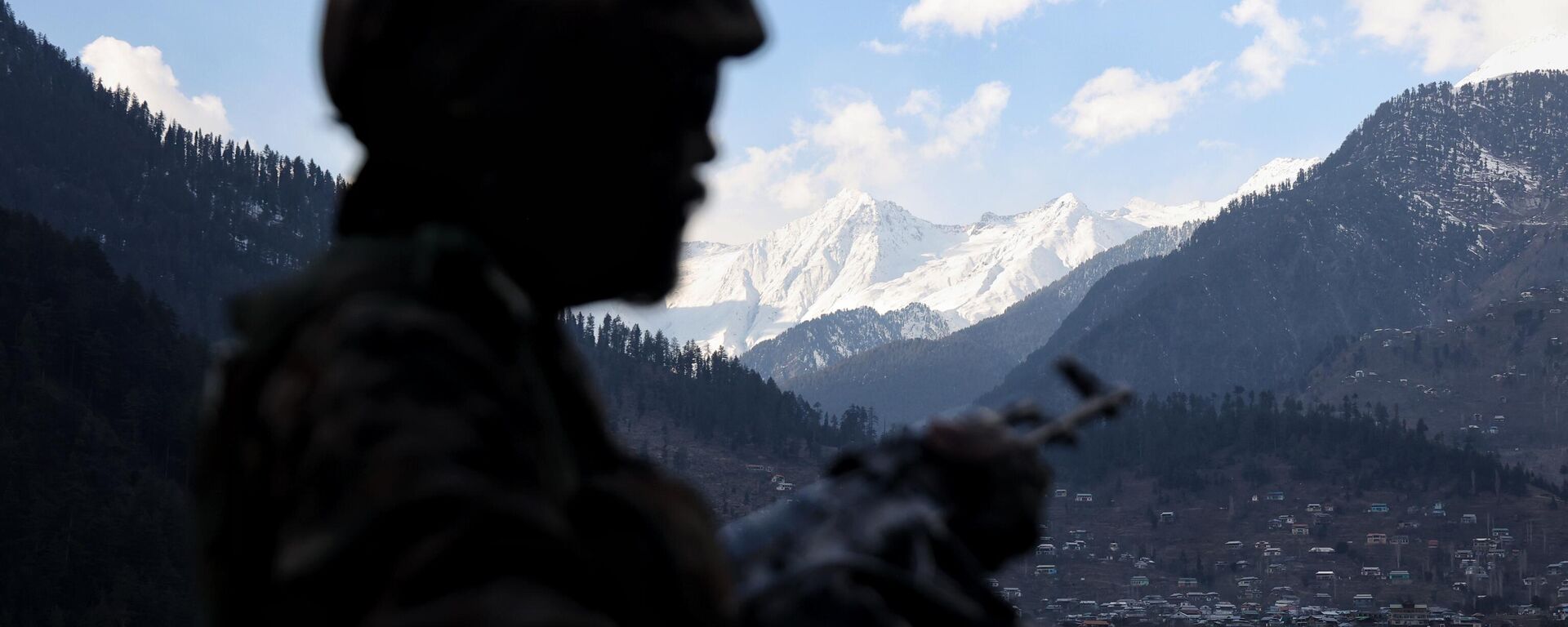 Indian army soldiers stand alert ahead of India's Republic Day in Keran, Kupwara, Jammu and Kashmir, India, on January 23, 2025. Keran Valley is 145 km away from Srinagar, and Keran village lies on the Line of Control (LoC), where the Neelam River or Kishan Ganga River serves as a natural division between India and Pakistan. (Photo by Nasir Kachroo/NurPhoto via Getty Images) - Sputnik भारत, 1920, 30.04.2025