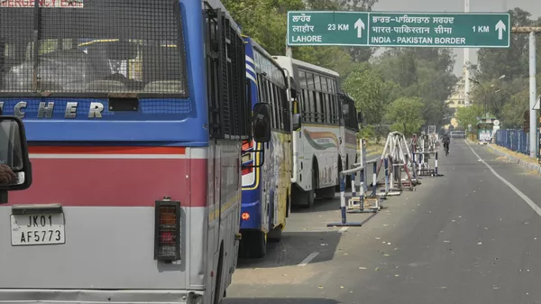 Buses carrying Pakistan nationals from India wait to cross over at the Attari-Wagah border between India and Pakistan. - Sputnik India
