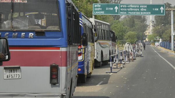 Buses carrying Pakistan nationals from India wait to cross over at the Attari-Wagah border between India and Pakistan. - Sputnik India