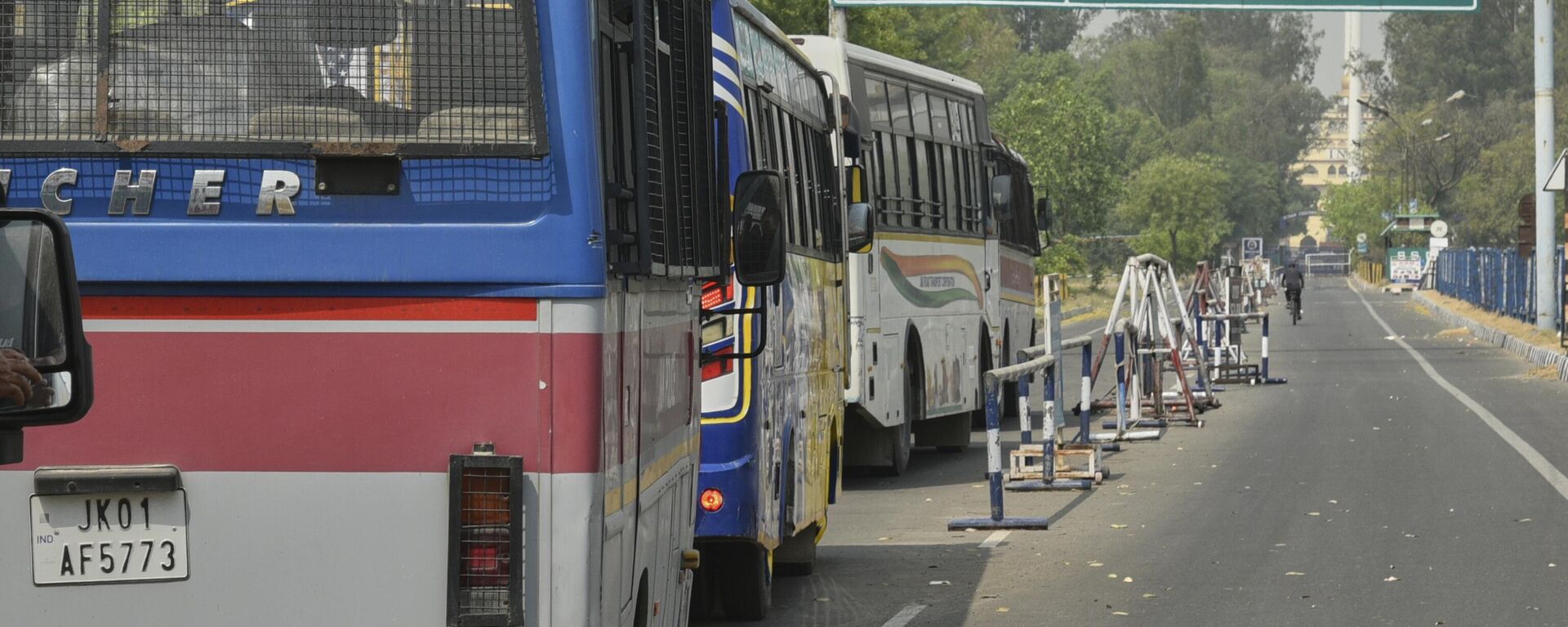 Buses carrying Pakistan nationals from India wait to cross over at the Attari-Wagah border between India and Pakistan. - Sputnik India, 1920, 03.05.2025