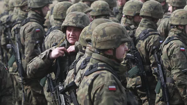 Polish soldiers attend a welcoming ceremony for U.S.-led NATO troops at polygon in Orzysz, northeastern Poland, Thursday, April 13, 2017.  - Sputnik India