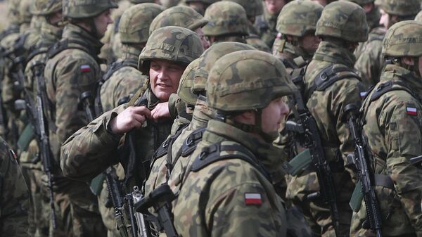 Polish soldiers attend a welcoming ceremony for U.S.-led NATO troops at polygon in Orzysz, northeastern Poland, Thursday, April 13, 2017.  - Sputnik India