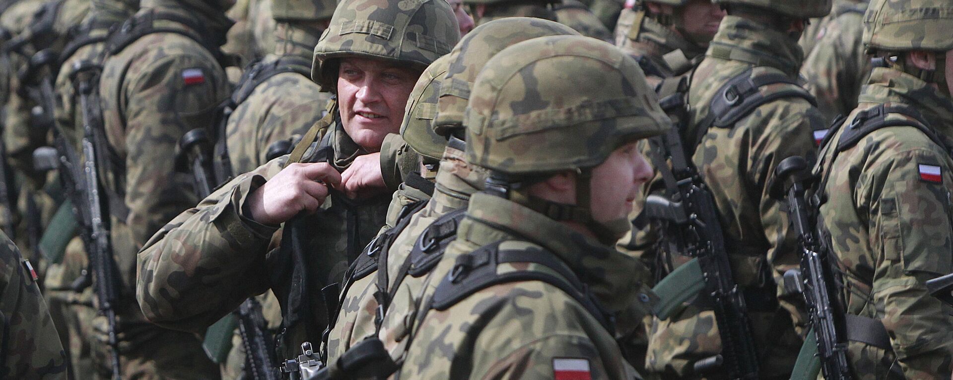Polish soldiers attend a welcoming ceremony for U.S.-led NATO troops at polygon in Orzysz, northeastern Poland, Thursday, April 13, 2017.  - Sputnik India, 1920, 04.05.2025