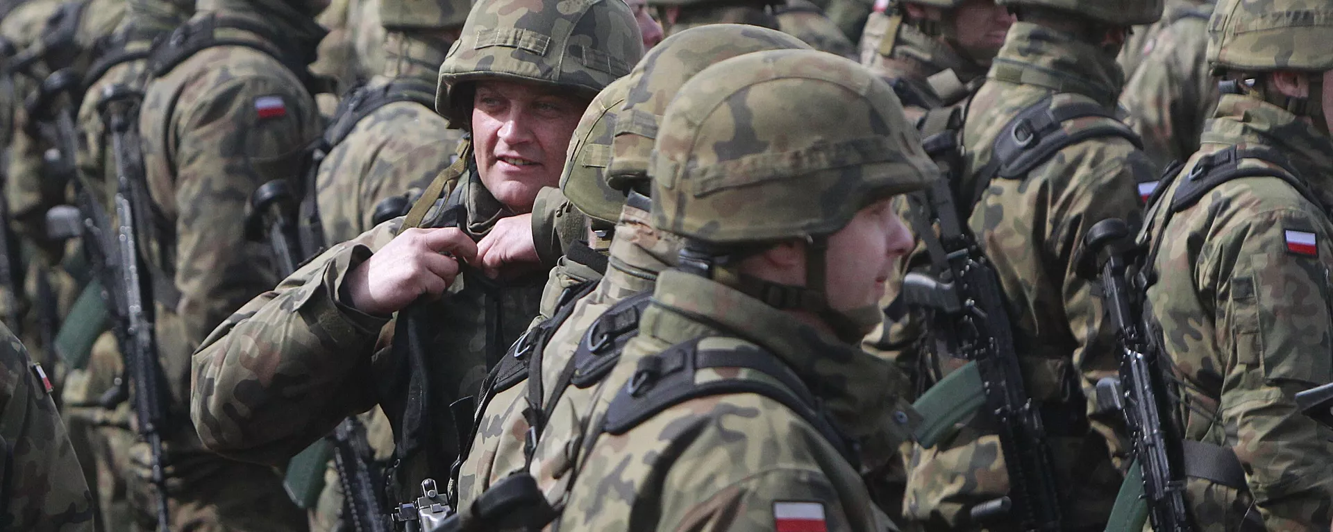 Polish soldiers attend a welcoming ceremony for U.S.-led NATO troops at polygon in Orzysz, northeastern Poland, Thursday, April 13, 2017.  - Sputnik भारत, 1920, 04.05.2025