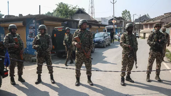 Indian paramilitary soldiers stand guard in Pampore, Pulwama district, south of Srinagar, Jammu and Kashmir, on May 7, 2025. On May 7, the Indian Armed Forces launch 'Operation Sindoor', targeting alleged terrorist infrastructure in Pakistan and Pakistan-occupied Jammu and Kashmir. (Photo by Firdous Nazir/NurPhoto via Getty Images) - Sputnik India