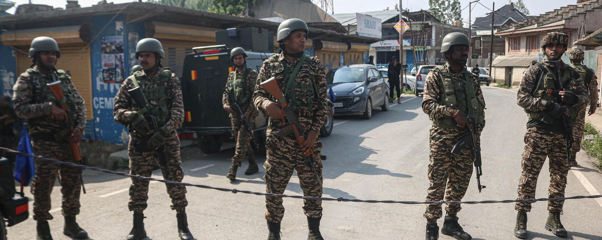 Indian paramilitary soldiers stand guard in Pampore, Pulwama district, south of Srinagar, Jammu and Kashmir, on May 7, 2025. On May 7, the Indian Armed Forces launch 'Operation Sindoor', targeting alleged terrorist infrastructure in Pakistan and Pakistan-occupied Jammu and Kashmir. (Photo by Firdous Nazir/NurPhoto via Getty Images) - Sputnik India, 1920, 07.05.2025