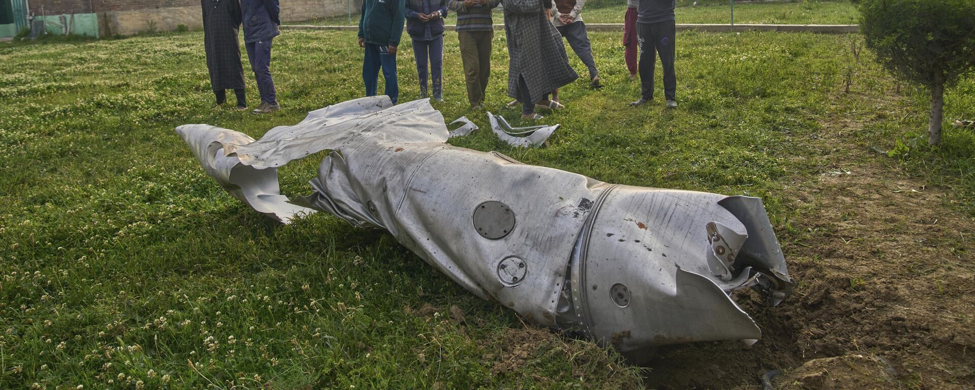 Debris of an aircraft lie in the compound of a mosque at Pampore in Pulwama district of Indian controlled Kashmir, Wednesday, May 7, 2025. (AP Photo/Dar Yasin) - Sputnik India, 1920, 07.05.2025
