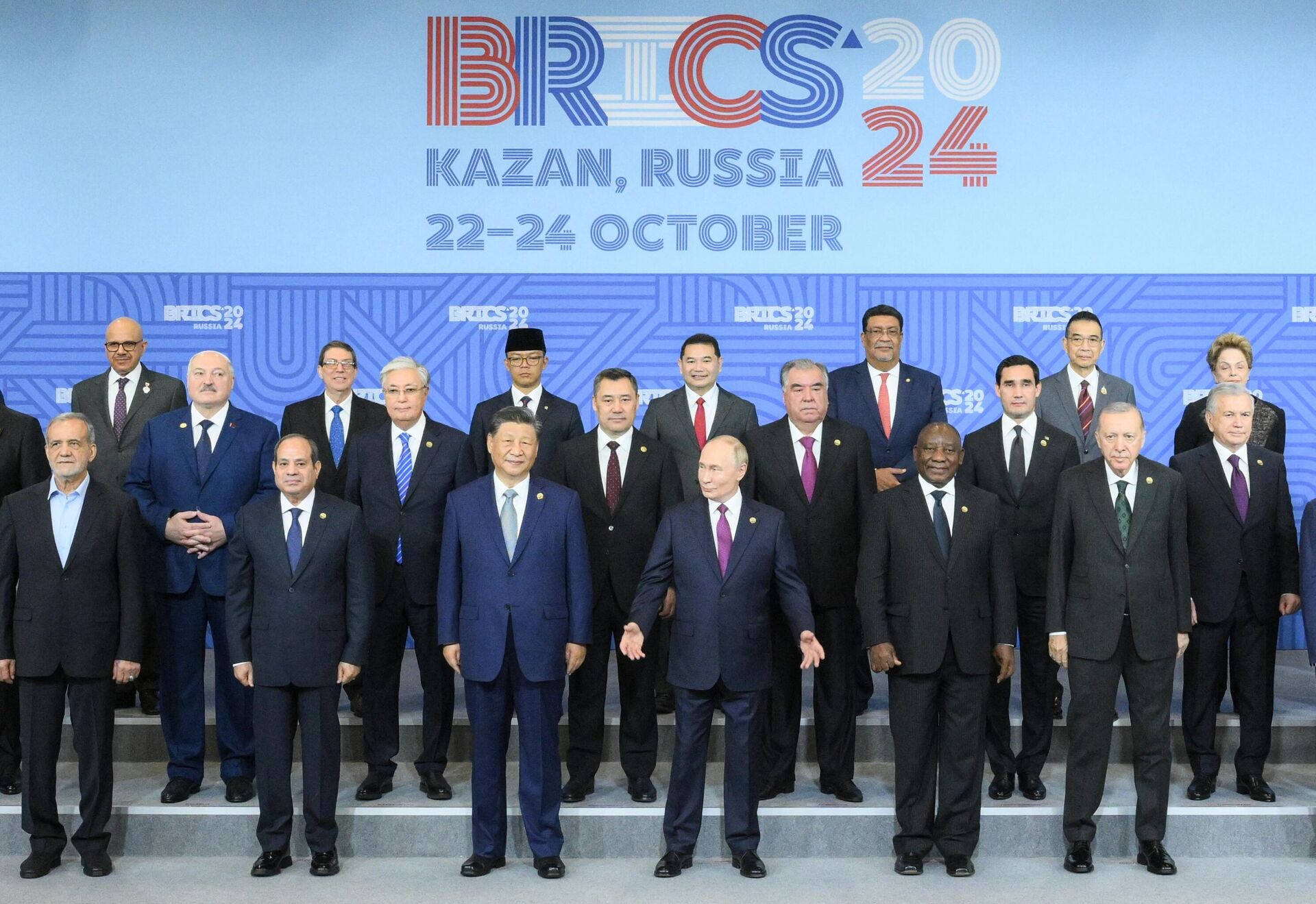 Joint photo session of the heads of delegations of the BRICS countries - Sputnik India, 1920, 07.05.2025