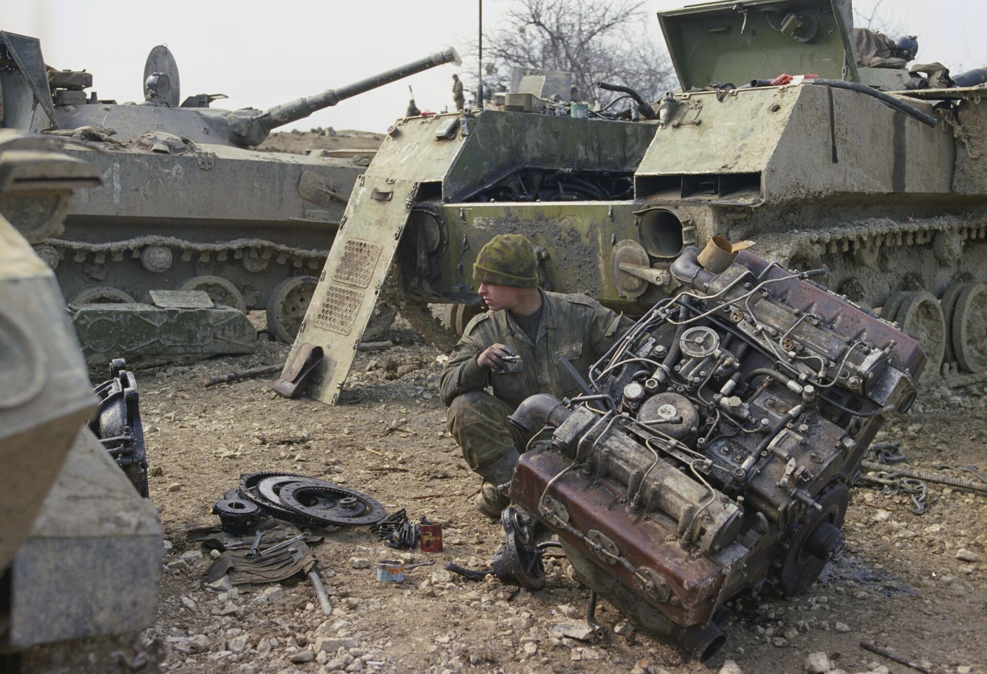 Russian serviceman repairs military equipment (2000) - Sputnik भारत, 1920, 07.05.2025