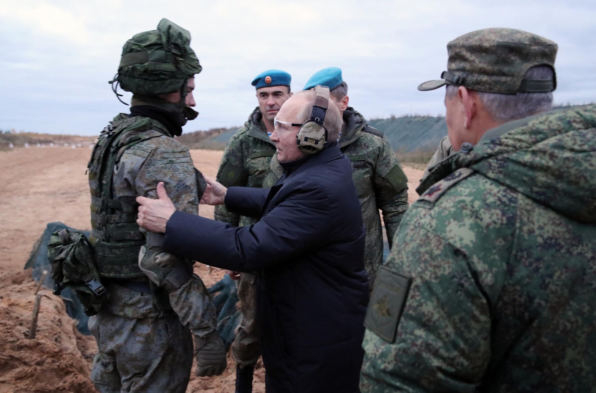Supreme Commander-in-Chief, Russian President Vladimir Putin during a visit to a military training ground of the Western Military District in the Ryazan Region to inspect the progress of training of mobilized military personnel. - Sputnik भारत, 1920, 07.05.2025
