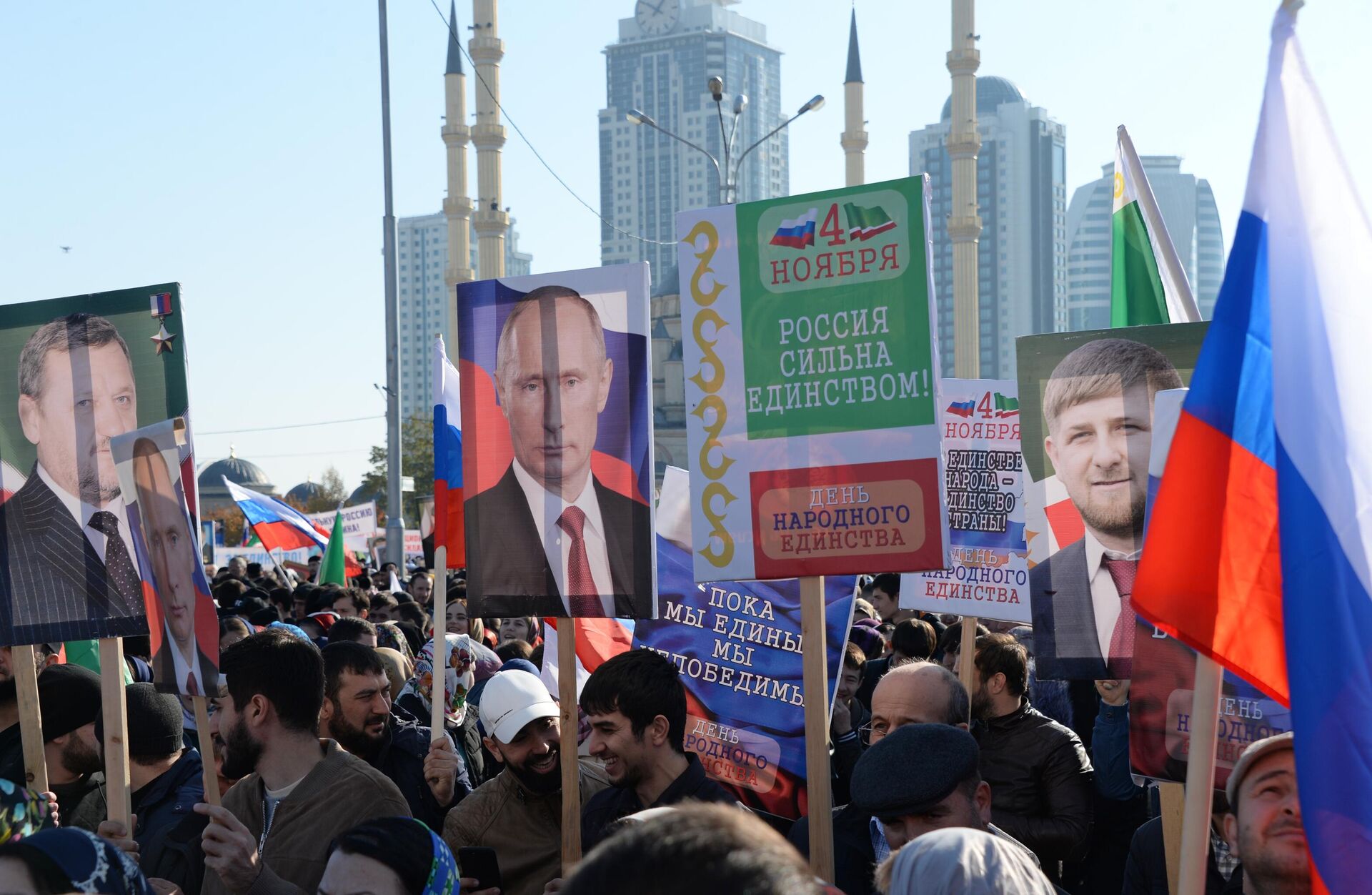 Participants in a rally in the center of Grozny dedicated to National Unity Day. - Sputnik भारत, 1920, 07.05.2025
