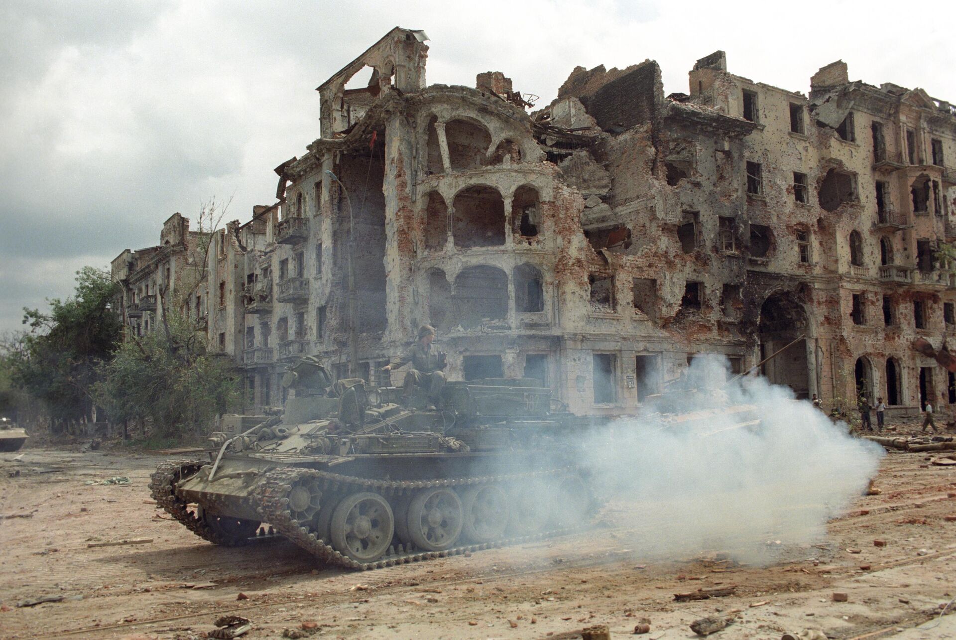 The Chechen Republic's capital of Grozny is seen in August 1996. - Sputnik भारत, 1920, 07.05.2025