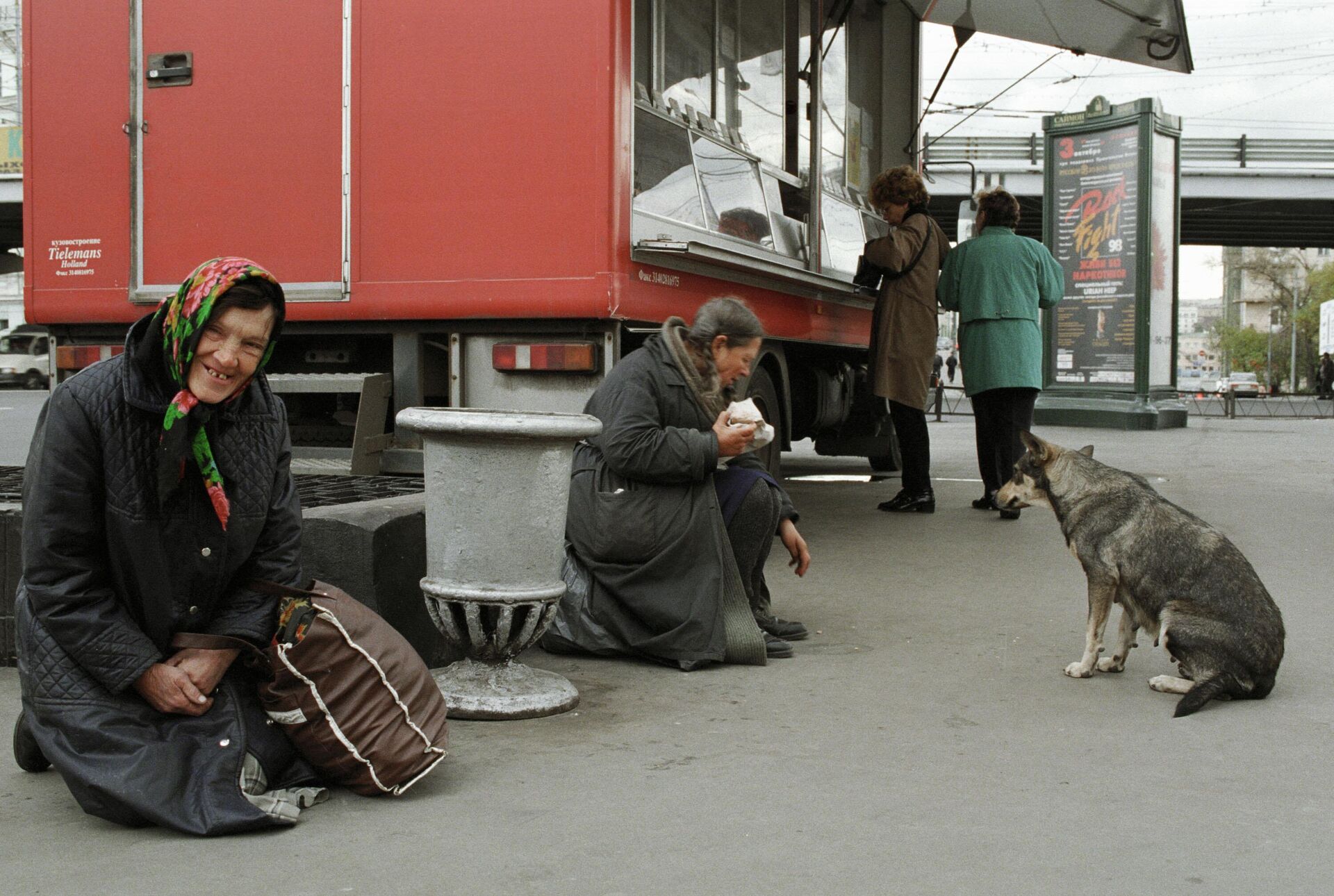 Women beg at a food kiosk on a Moscow street. - Sputnik India, 1920, 07.05.2025