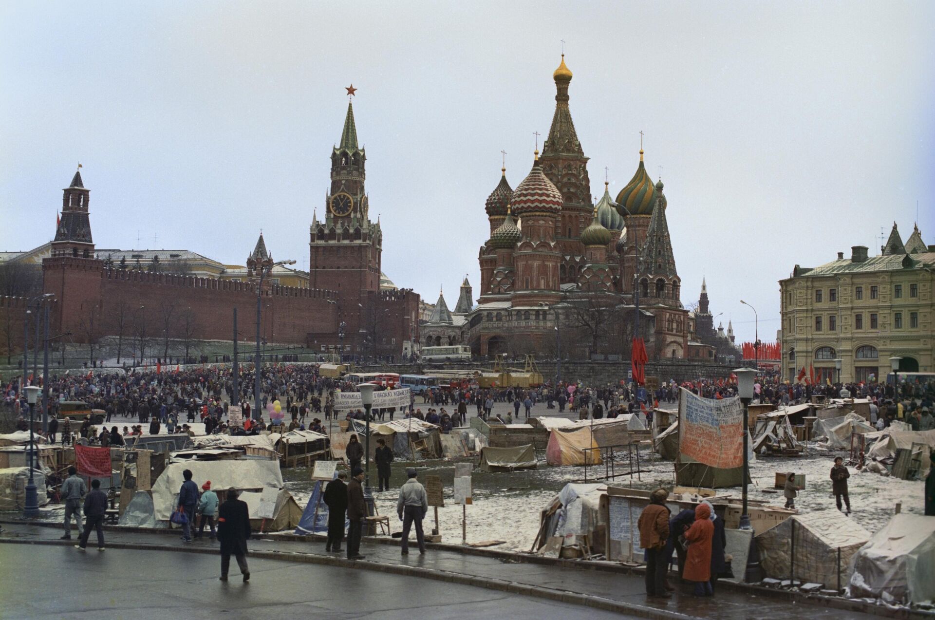 Tent city between Red Square and the Rossiya Hotel. People from different Russian cities came to the capital to ask for help and protection of their rights from deputies. November 7, 1990. - Sputnik भारत, 1920, 07.05.2025