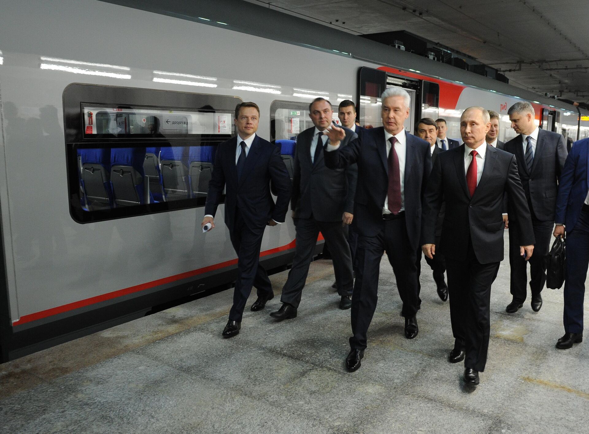 Russian President Vladimir Putin and Moscow Mayor Sergei Sobyanin (from right to left in the foreground) take part in the ceremony of commissioning the Moscow Central Circle (MCC) transport system on Moscow City Day. - Sputnik भारत, 1920, 07.05.2025