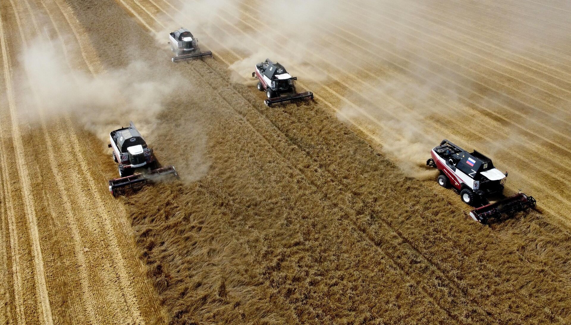 Combine harvesters from the Rostselmash enterprise are harvesting wheat at the Demetra peasant farm in the village of Bolshaya Neklinovka in the Rostov Region. - Sputnik भारत, 1920, 07.05.2025