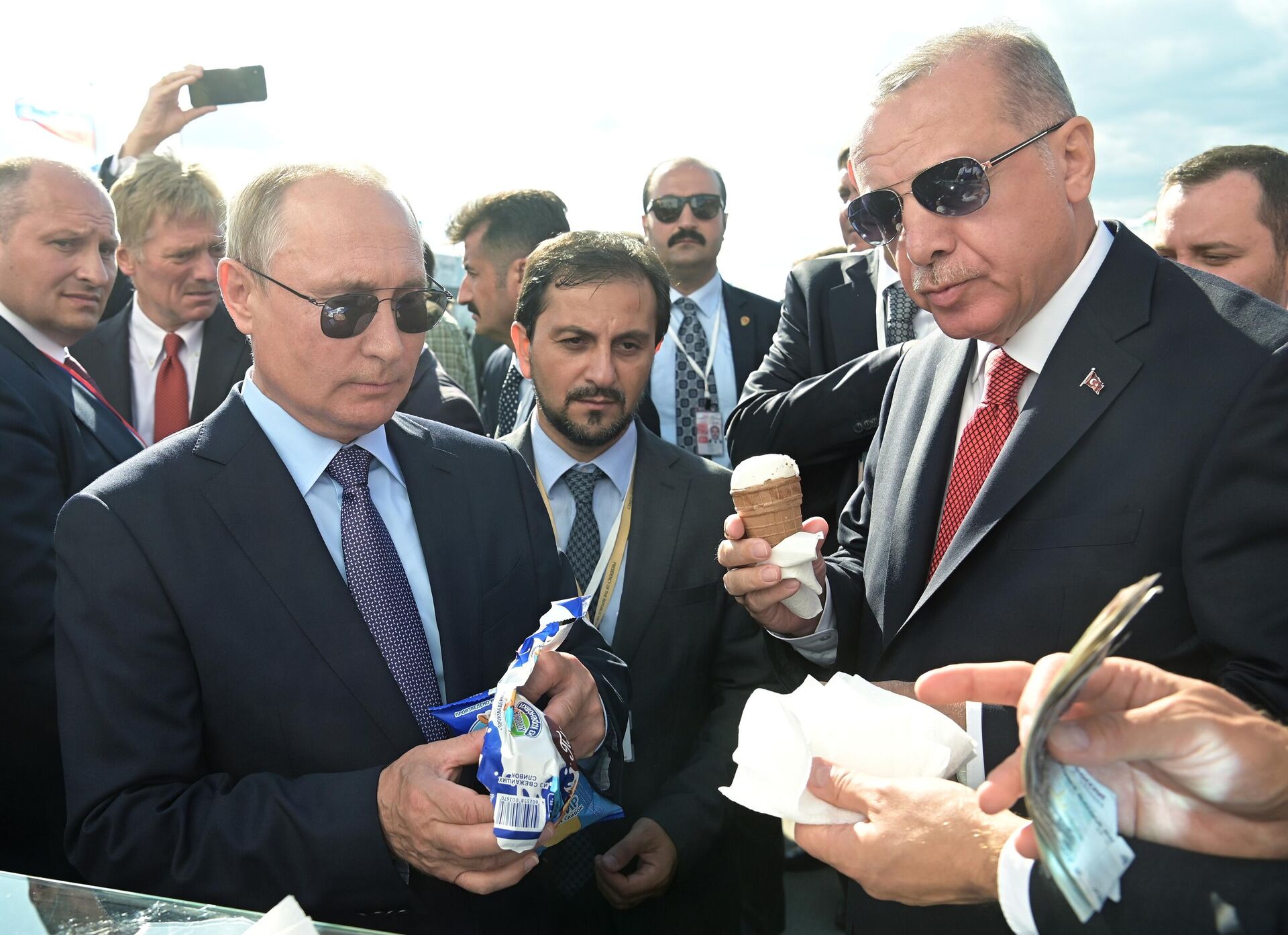 Russian President Vladimir Putin and Turkish President Recep Tayyip Erdogan visit the MAKS-2019 air show on August 27, 2019. - Sputnik भारत, 1920, 07.05.2025