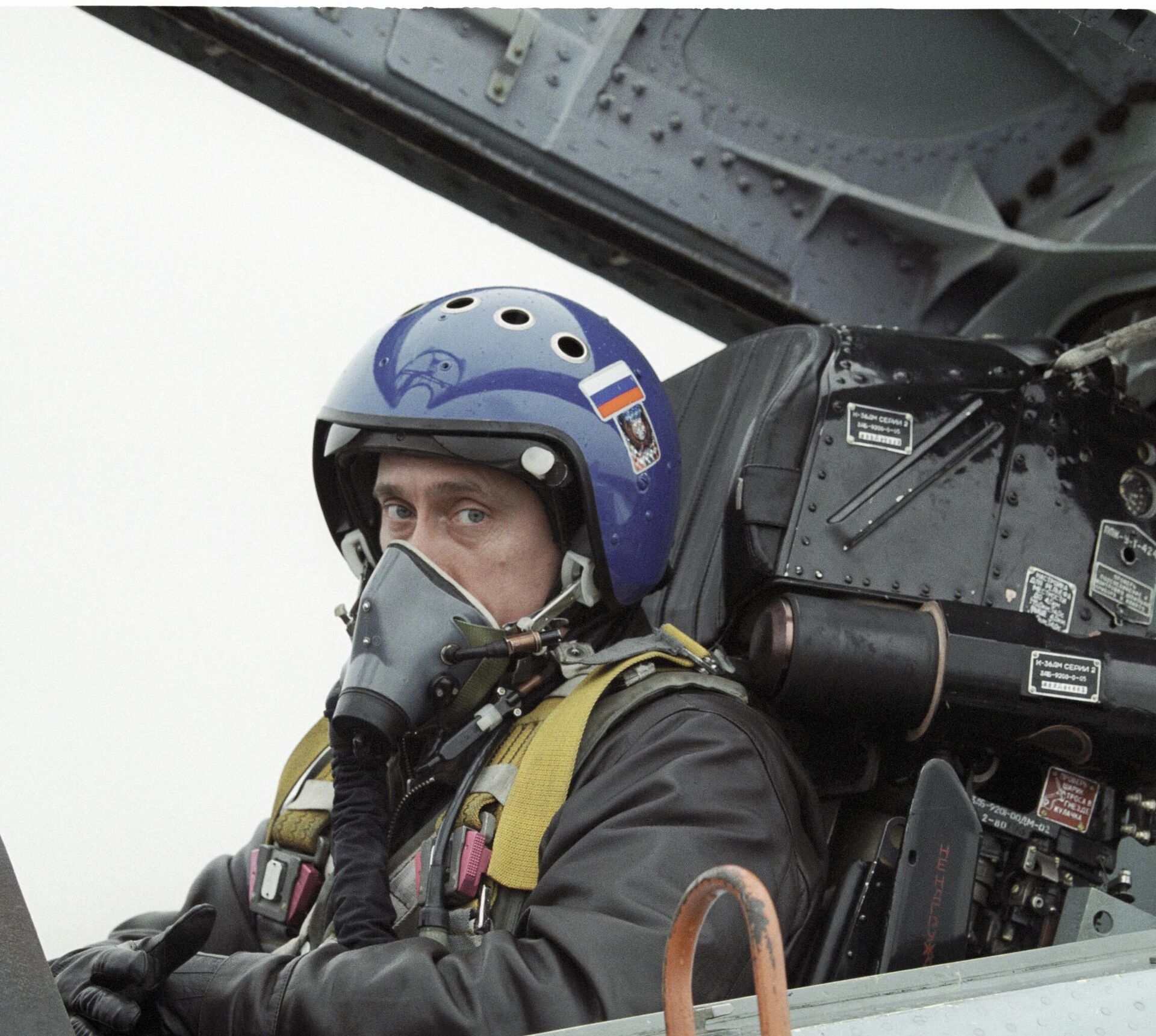 Then acting President of the Russian Federation Vladimir Putin in the cockpit of a Su-27 interceptor fighter after a flight from Krasnodar to Chechnya to present awards to Russian paratroopers. - Sputnik भारत, 1920, 07.05.2025