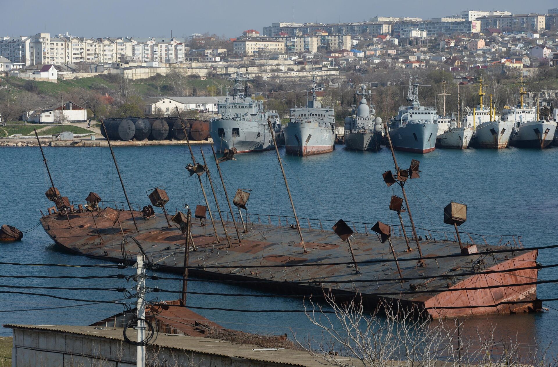 An old ship in Streletskaya Bay of Sevastopol. - Sputnik भारत, 1920, 07.05.2025