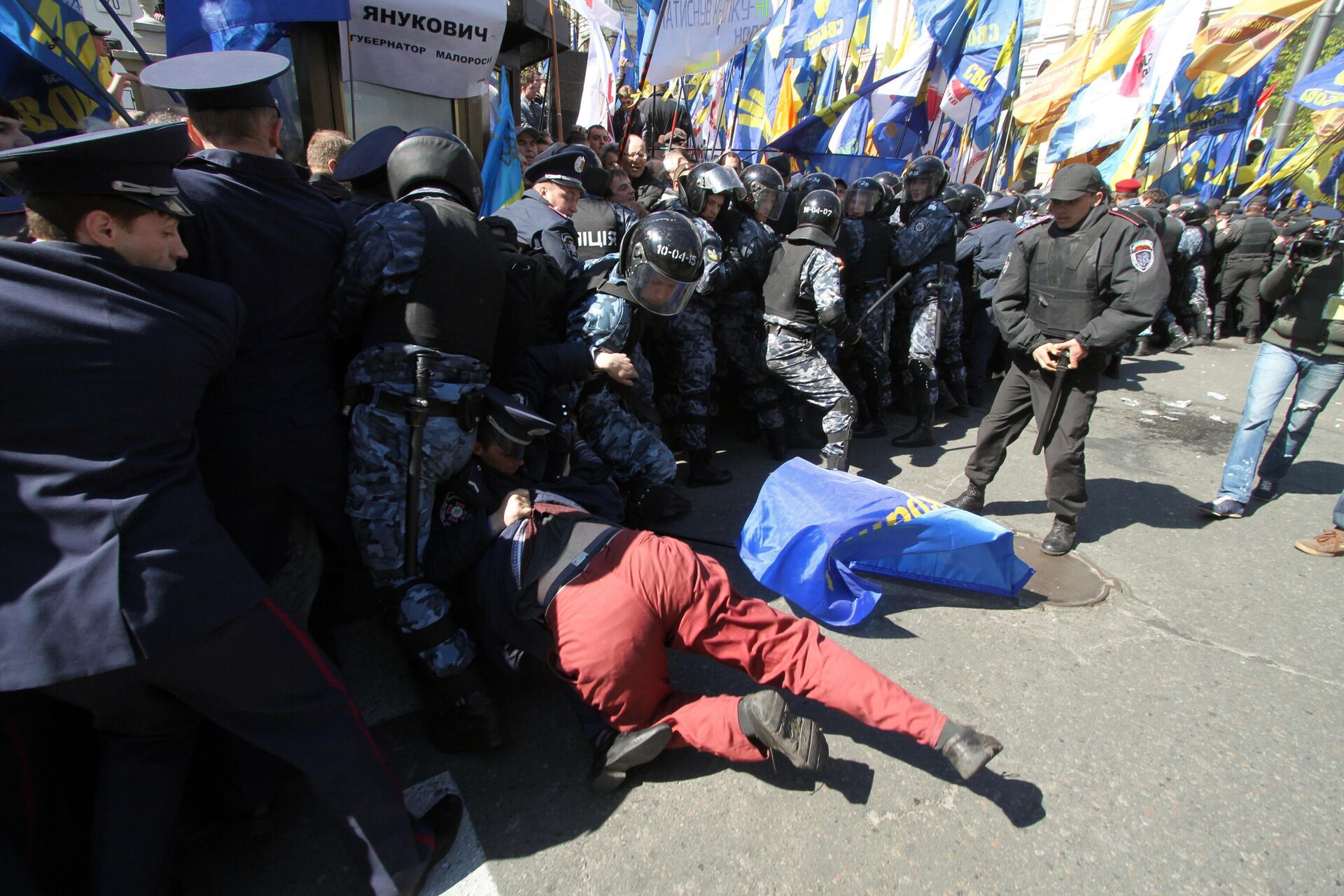 Opponents of the ratification of the agreement to extend the stay of the Russian Black Sea Fleet in Crimea until 2042 at a rally. - Sputnik भारत, 1920, 07.05.2025
