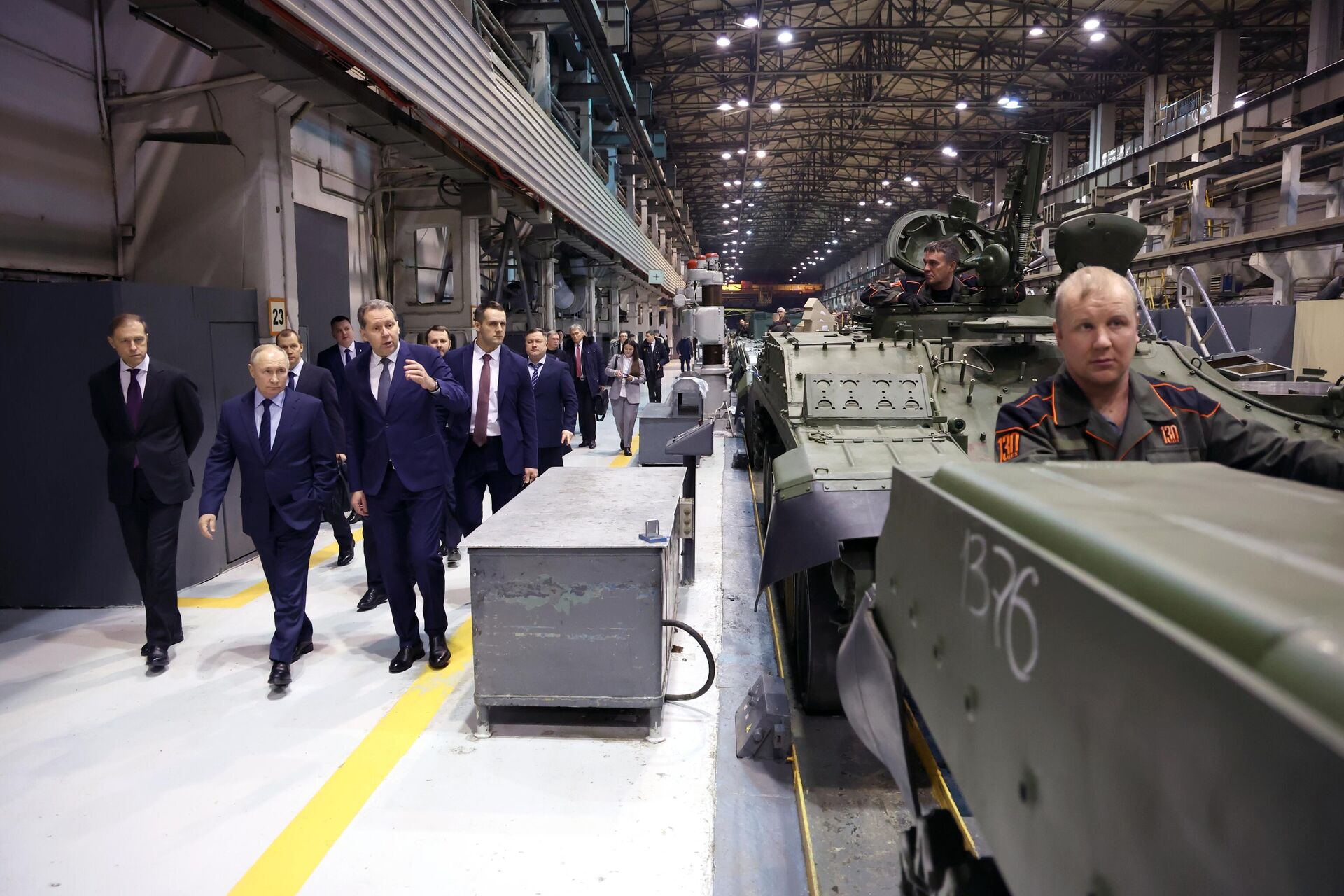 Russian President Vladimir Putin during a visit to JSC Scientific and Production Corporation Uralvagonzavod in Nizhny Tagil. - Sputnik भारत, 1920, 07.05.2025