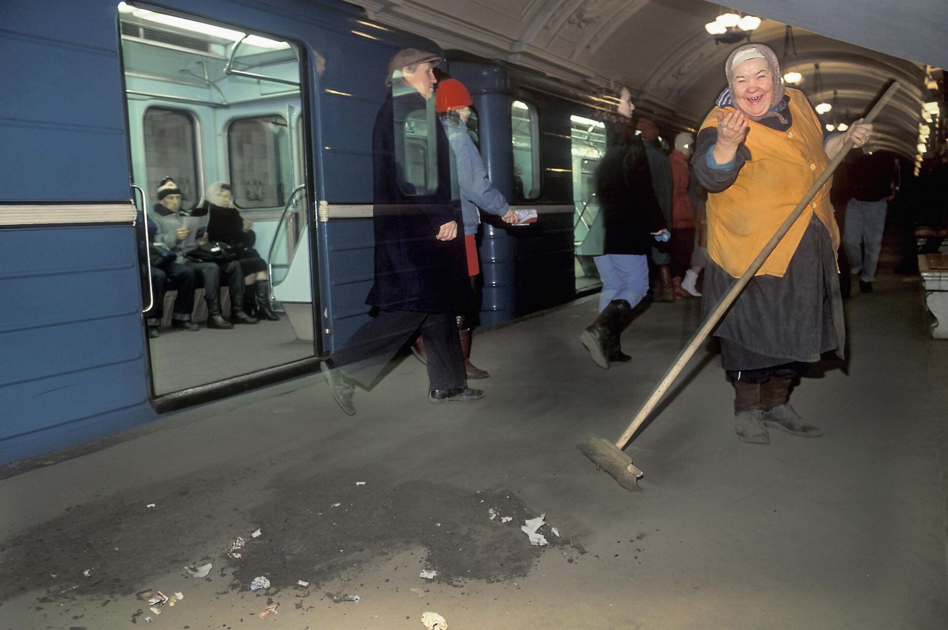 A worker of the Moscow Metro sweeps the platform of the Oktyabrskaya station. - Sputnik भारत, 1920, 07.05.2025