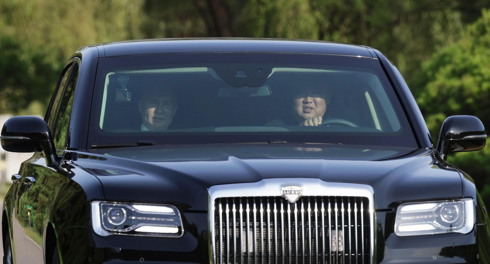 Russian President Vladimir Putin and Norh Korean leader Kim Jong-un are seen in the Aurus car in Pyongyang on June 19, 2024.  - Sputnik भारत, 1920, 07.05.2025