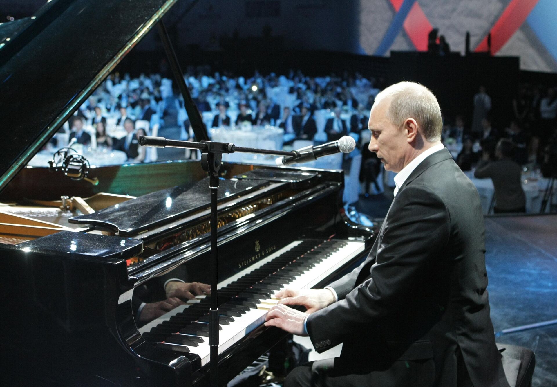 December 10, 2010. Then Russian Prime Minister Vladimir Putin plays the piano at a charity concert at the Ice Palace in St. Petersburg. - Sputnik भारत, 1920, 07.05.2025
