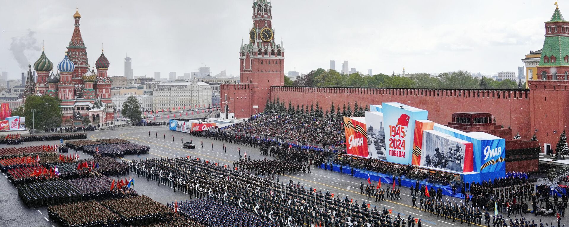 Russian servicemen take part in a military parade on Victory Day in Red Square in Moscow, Russia. - Sputnik भारत, 1920, 14.06.2025