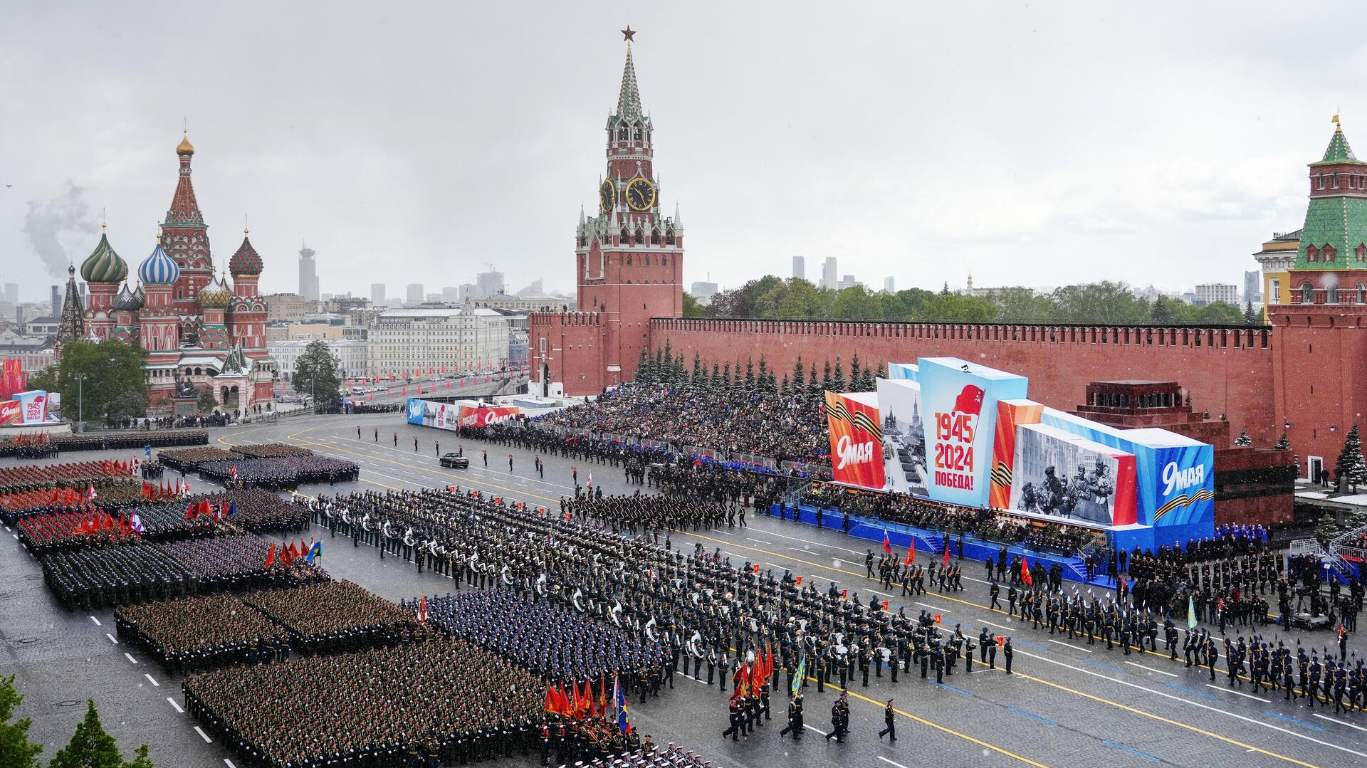 Russian servicemen take part in a military parade on Victory Day in Red Square in Moscow, Russia. Russian servicemen take part in a military parade on Victory Day in Red Square in Moscow, Russia. - Sputnik India, 1920, 10.05.2025