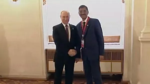 President Putin meets Union Minister Sanjay Seth at glorious 80th Victory Day anniversary banquet - Sputnik भारत